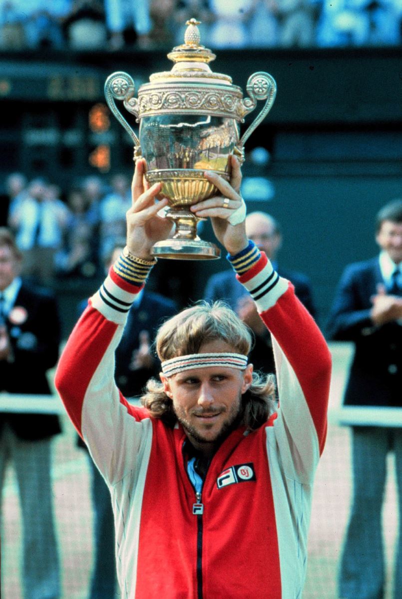 Bjorn Borg podiže trofej Vimbldona