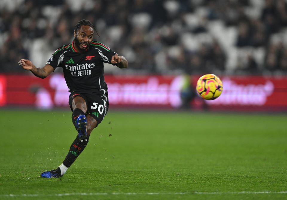 Rahim Sterling šutira na gol u dresu Arsenala protiv Vest Hema