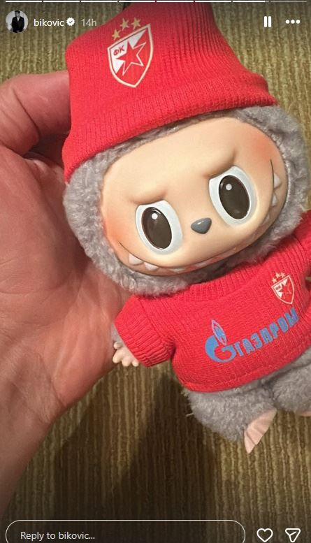 miloš biković pokazuje poklon od obožavatelja