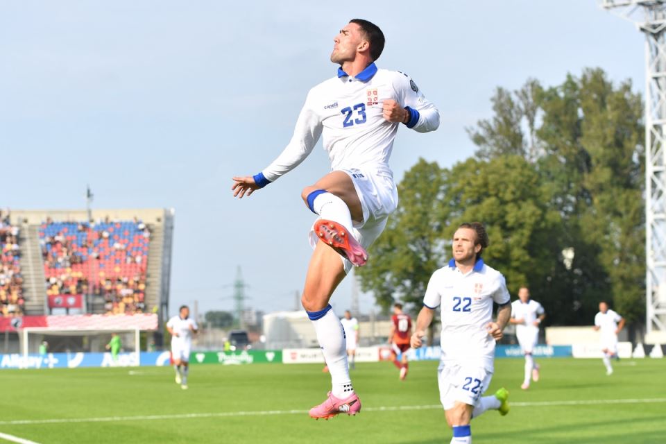 Dušan Vlahović slavi gol protiv Litvanije u Rigi