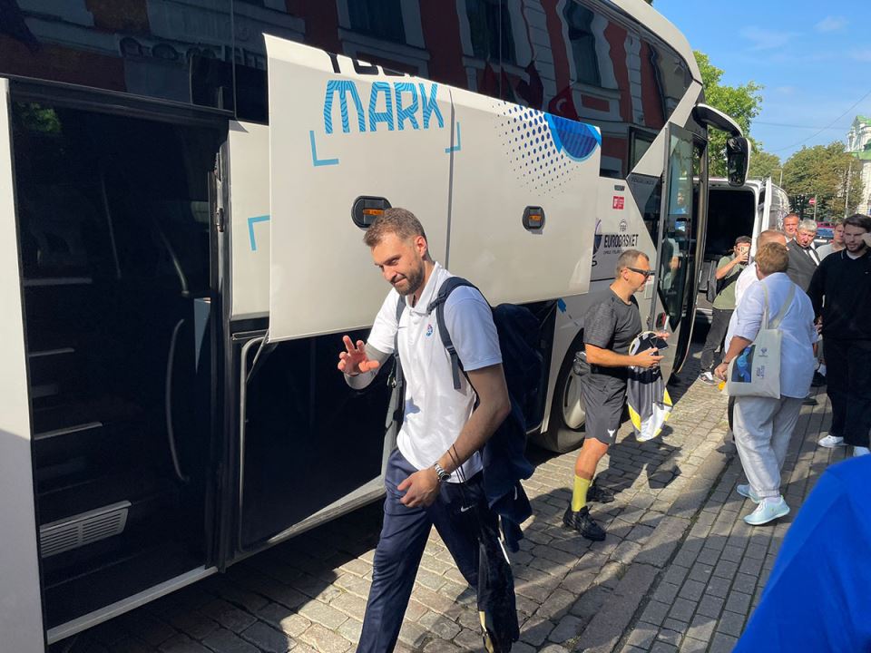 Marko Gudurić se grli sa turskom navijačicom (1).jpg