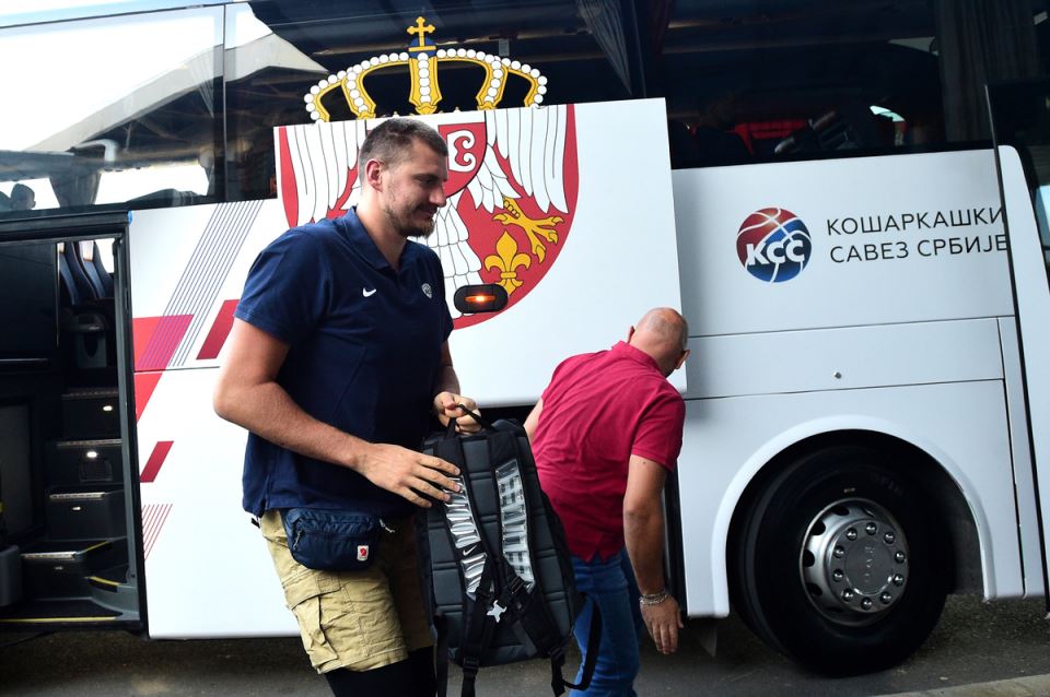 Nikola Jokić ispred autobusa Srbije na aerodromu
