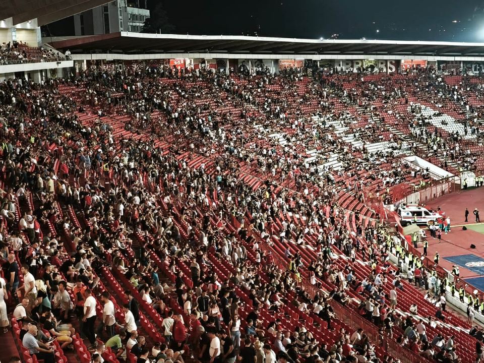 Prazne tribine pre kraja utakmice Srbija - Engleska (2).jpg