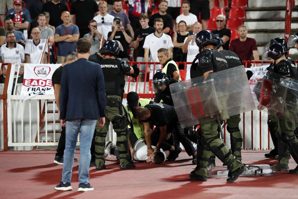 hapšenje navijača na Srbija - Engleska