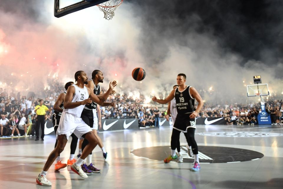 Bakljada Grobara na Partizan PAOK
