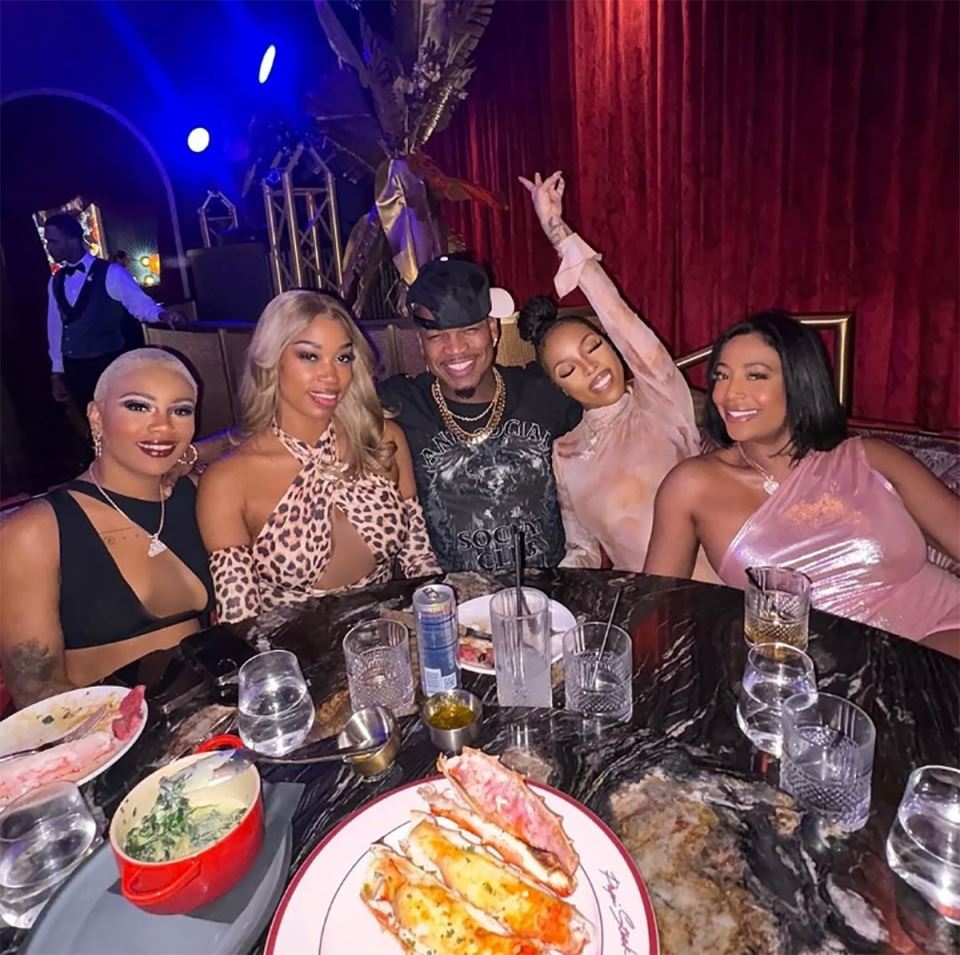 Ne Yo i devojke (1).jpg