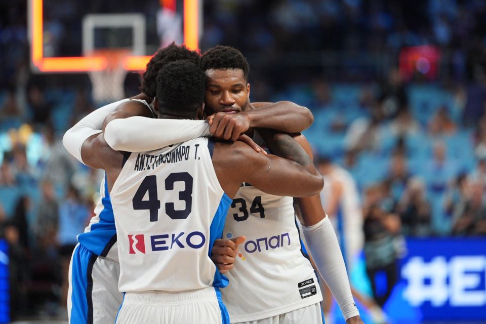 Janis Adetokumbo sa braćom na Eurobasketu