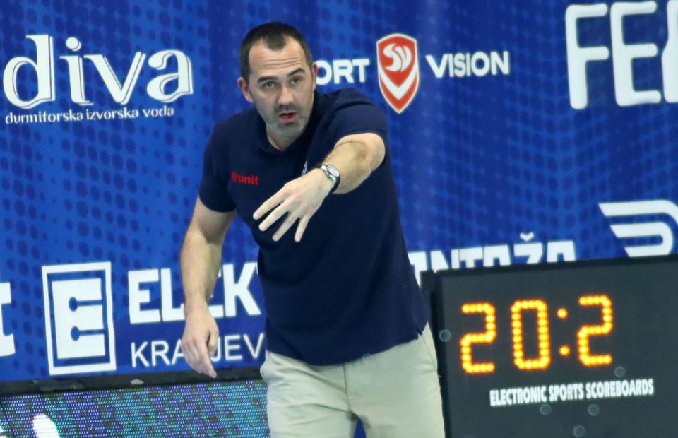 Živko Gocić kao trener Novog Beograda na utakmici protiv Crvene zvezde