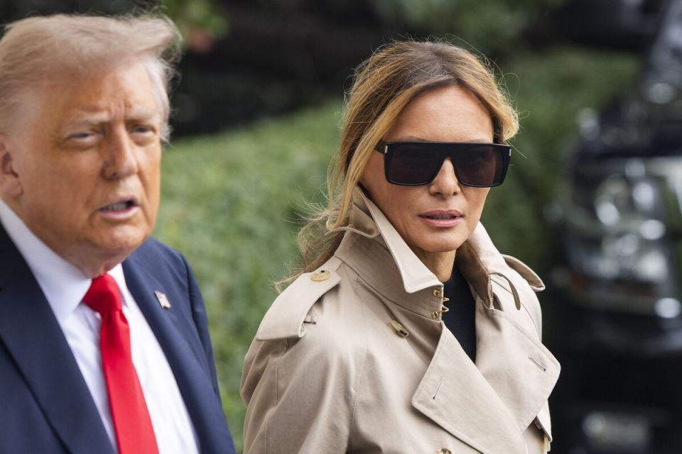 Melanija Tramp i Donald Tramp ulaze u helikopter