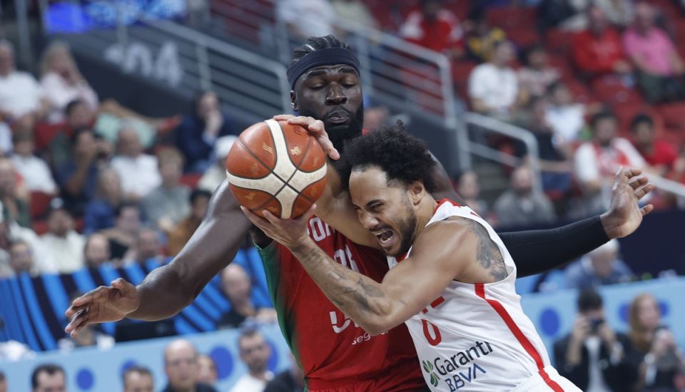Šejn Larkin na Eurobasketu dok pokušava da dođe do koša Portugalije