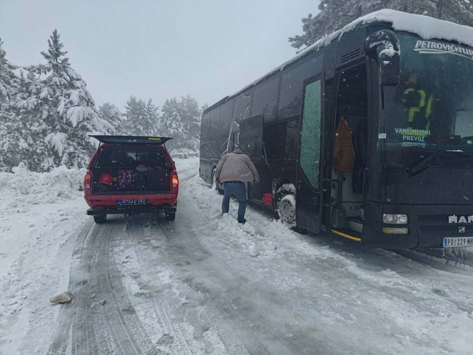 Zaglavljen autobus 1.jpg