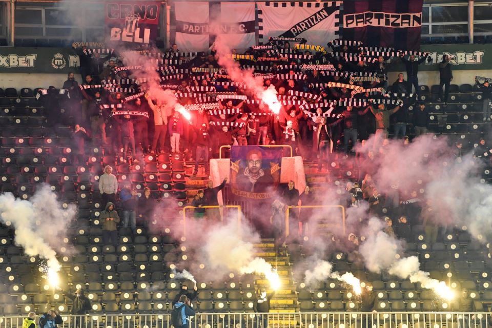 Bakljada navijača Partizana na Partizan - Vojvodina