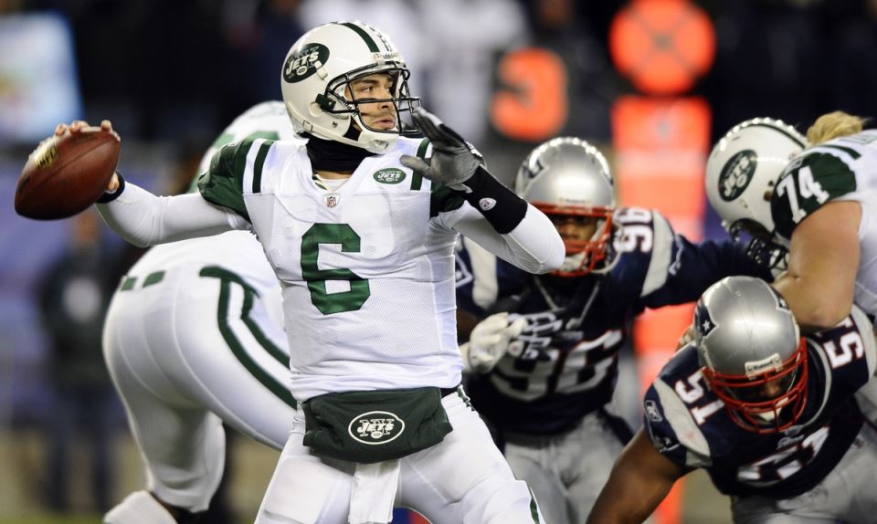 Mark Sančez baca loptu na NFL utakmici