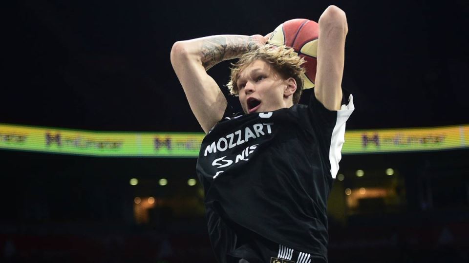 Mika Murinen na zagrevanju u Partizanu