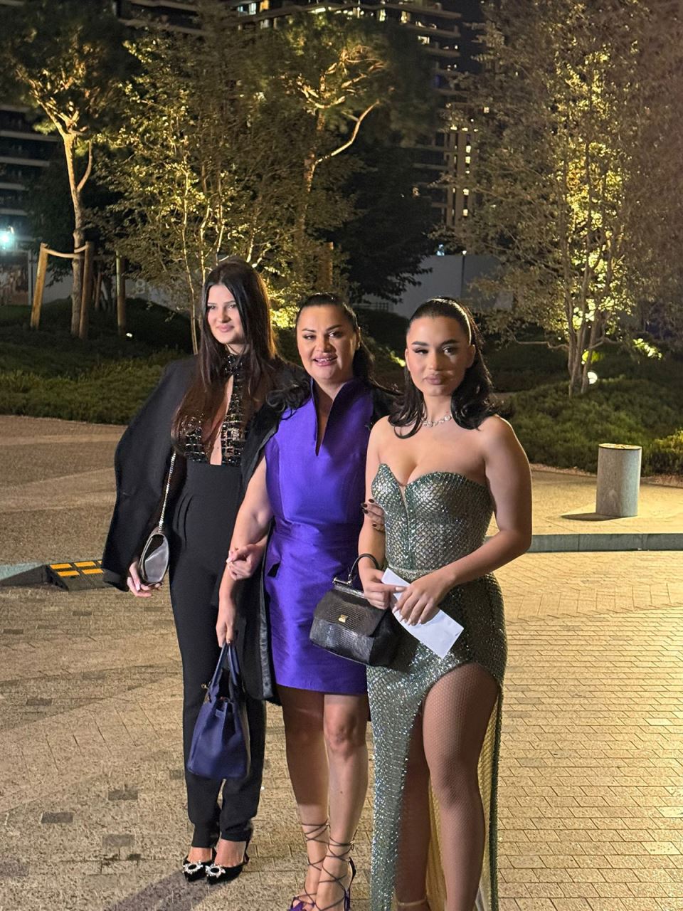 Jana sa ćerkom i Zoranom Micanović kod Viki (1).jpg