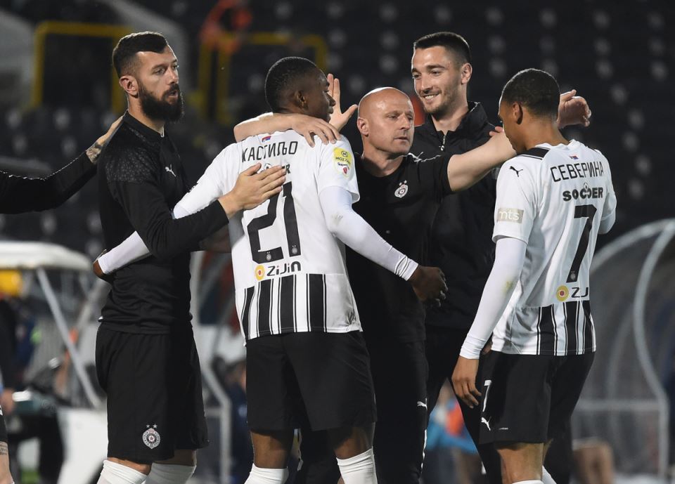 Igor Duljaj  u zagrljaju sa Severinom i Kastiljom