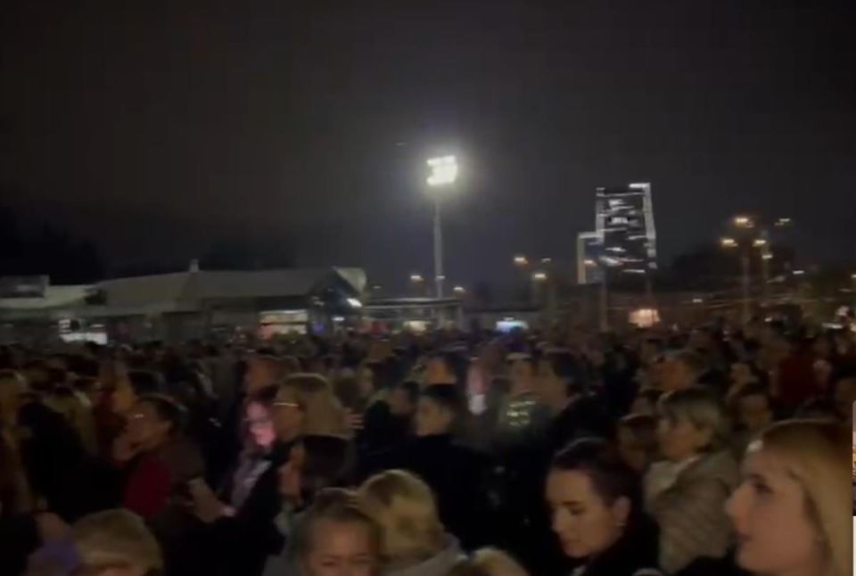 Hiljade Sarajlija na Skenderiji plače za Halidom Bešlićem (1).jpg