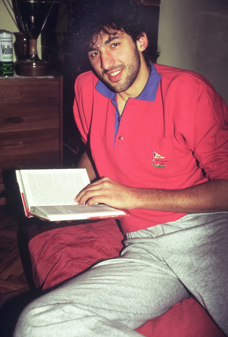 Vlade Divac čita knjigu u hotelskoj sobi