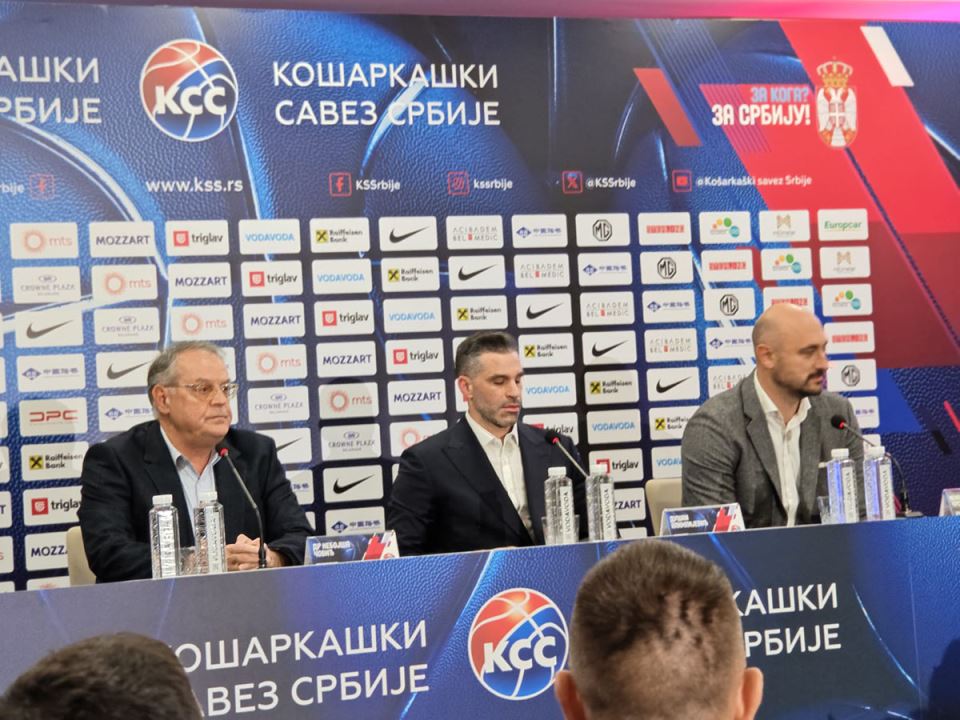 Dušan Alimpijević, konferencija za medije (1).jpg