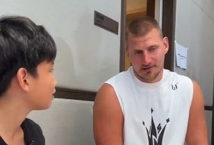 Nikola Jokić u razgovoru sa fanom