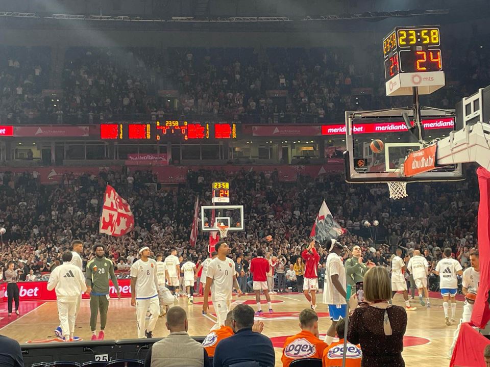 Izlazak igrača Zvezde i Reala na teren u Areni (2).jpg