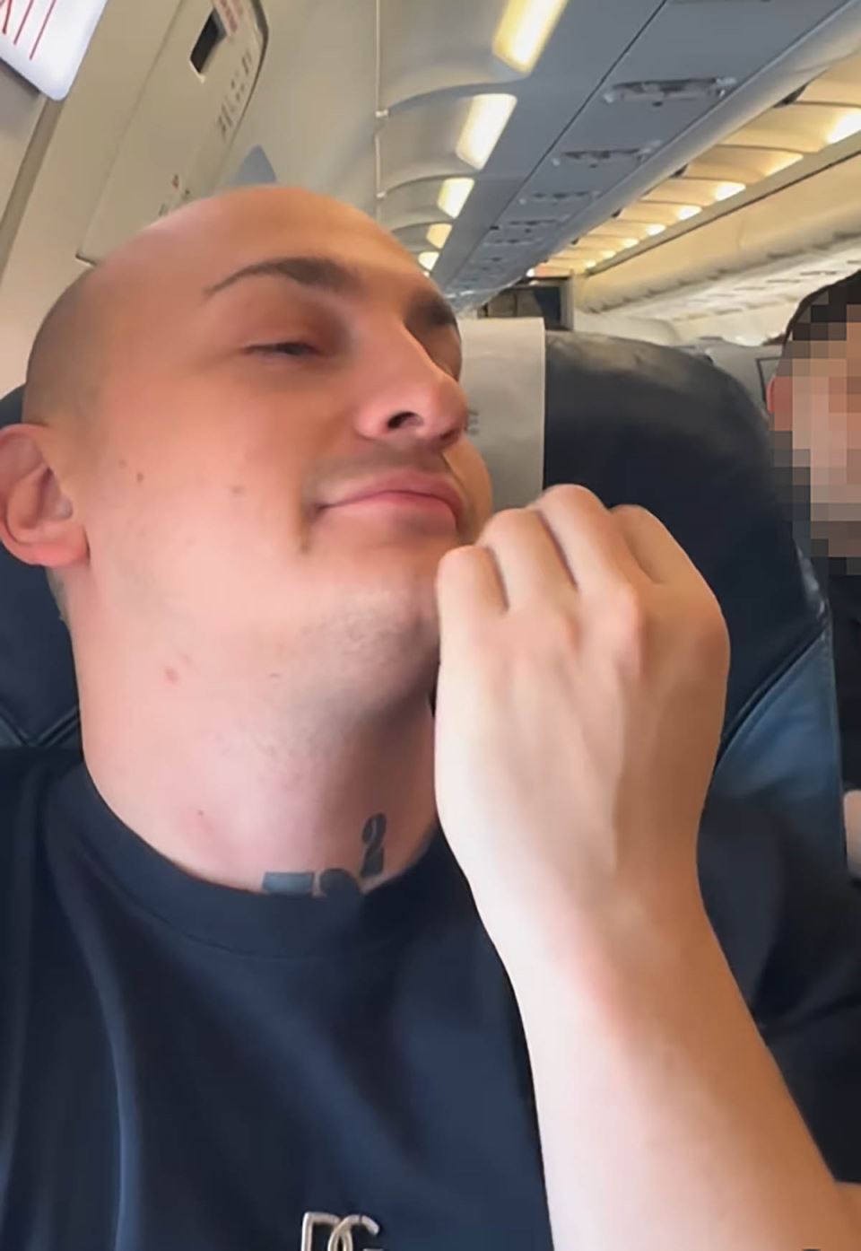 Desingerica pipa ženu na avionu (4).jpg