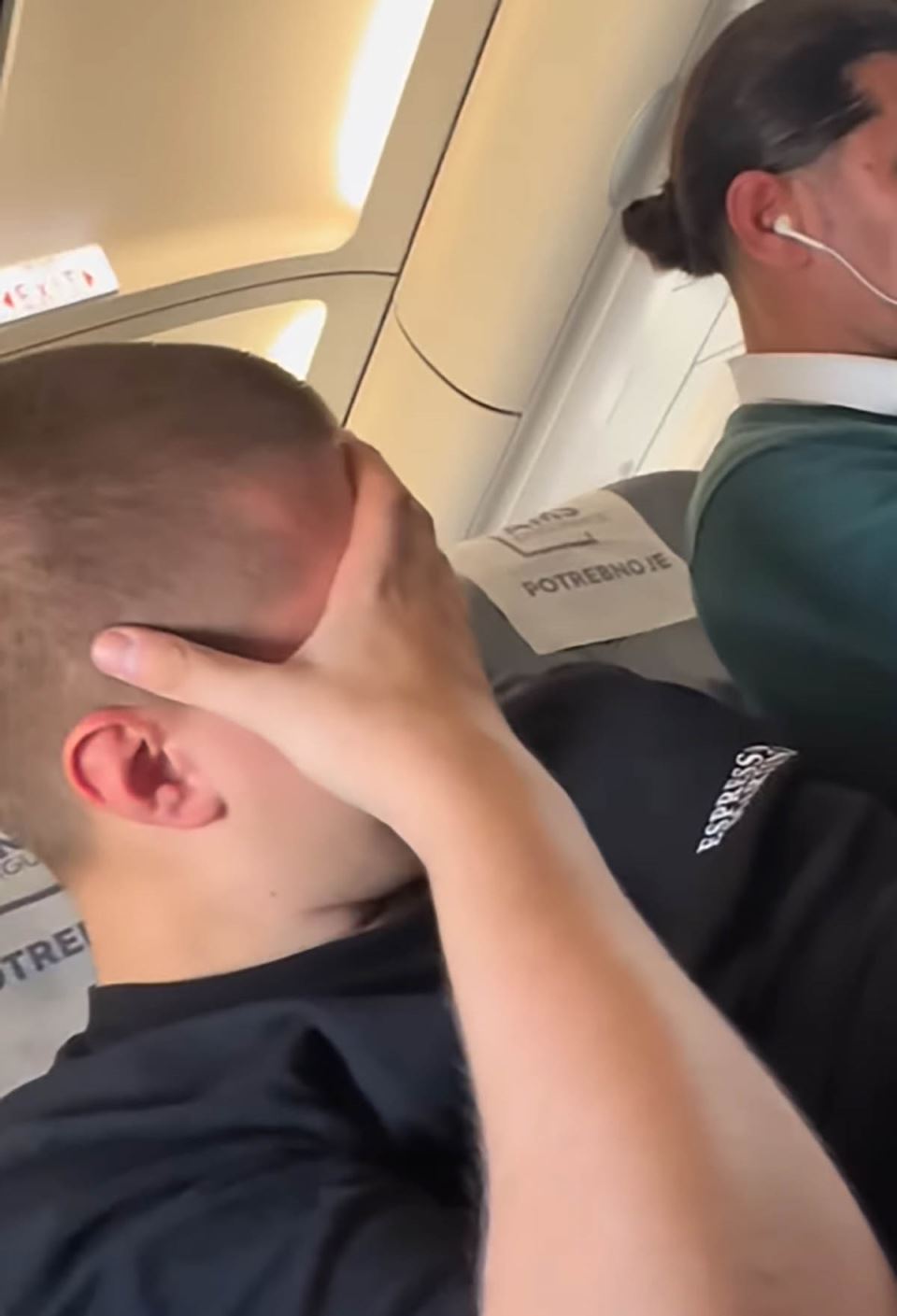 Desingerica pipa ženu na avionu (10).jpg