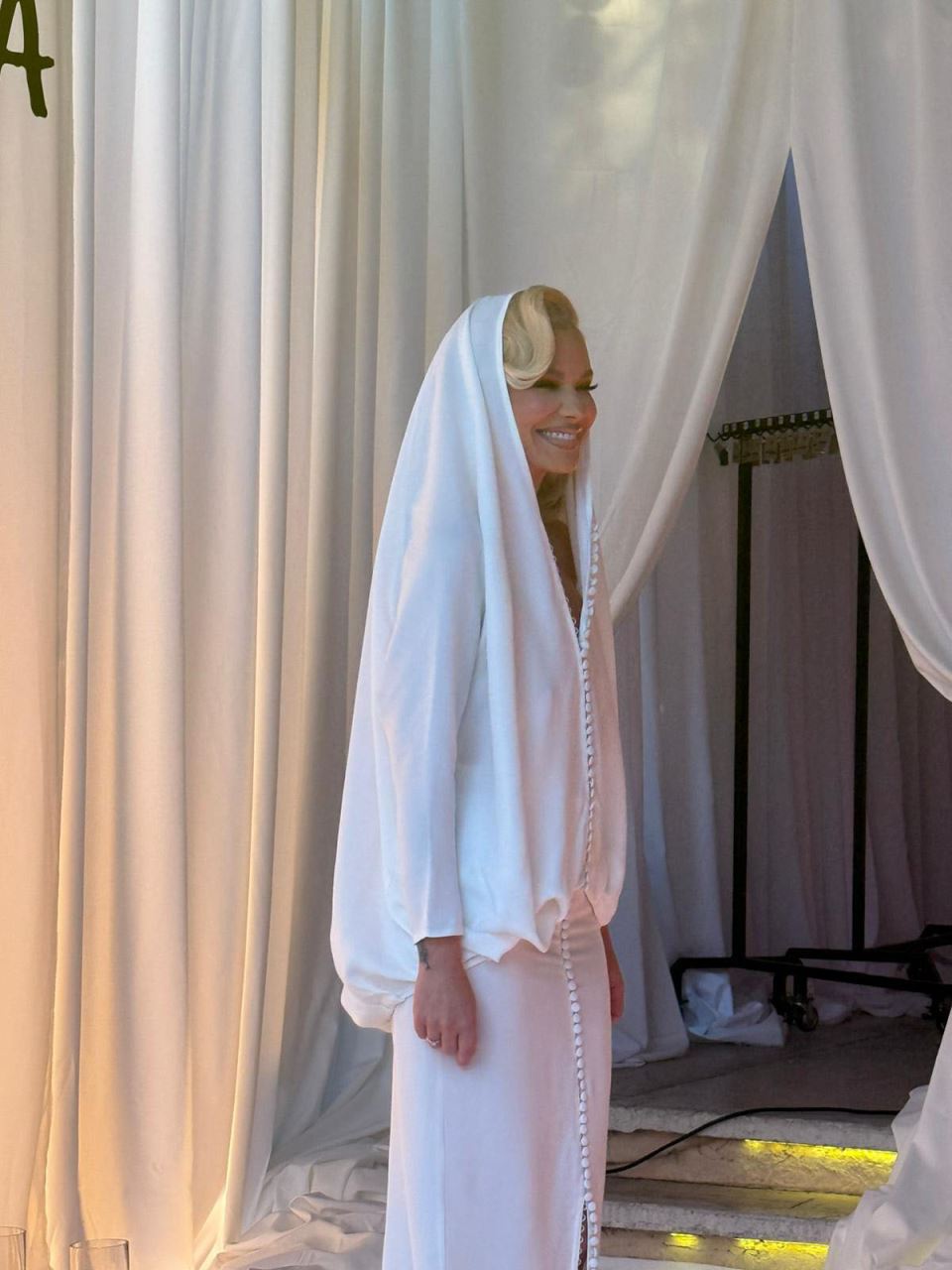 Nataša Bekvalac sva u belom na promociji albuma (4).jpg