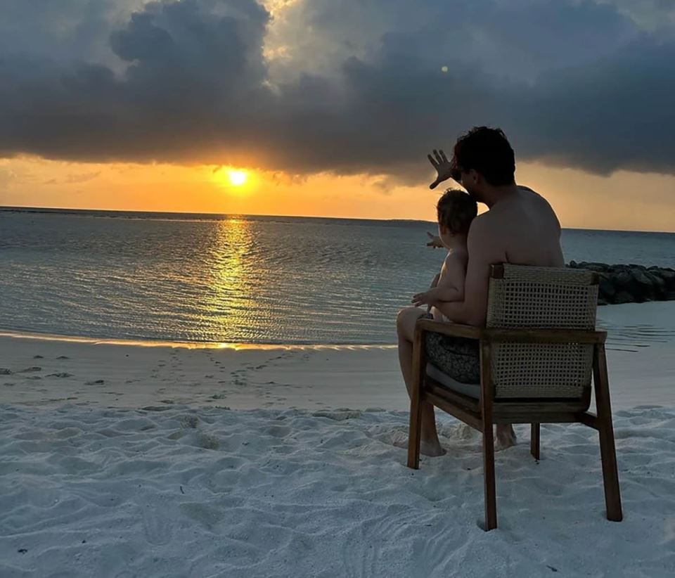 Miloš Biković sa sinom uživa na moru (2).jpg