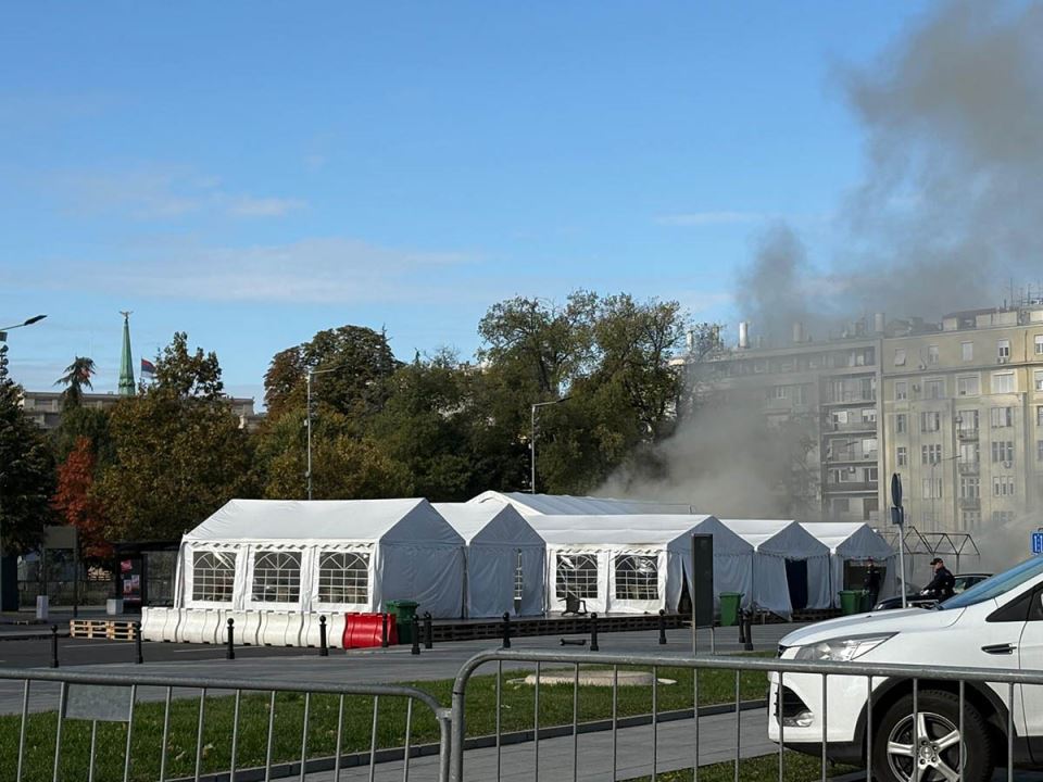 Požar u kampu ispred Skupštine (1).jpg