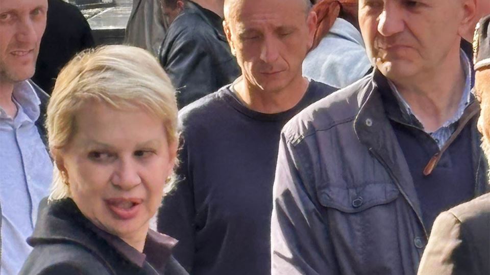 Bivša žena Nebojše Pavkovića prima saučesća od prisutnih (1).jpg