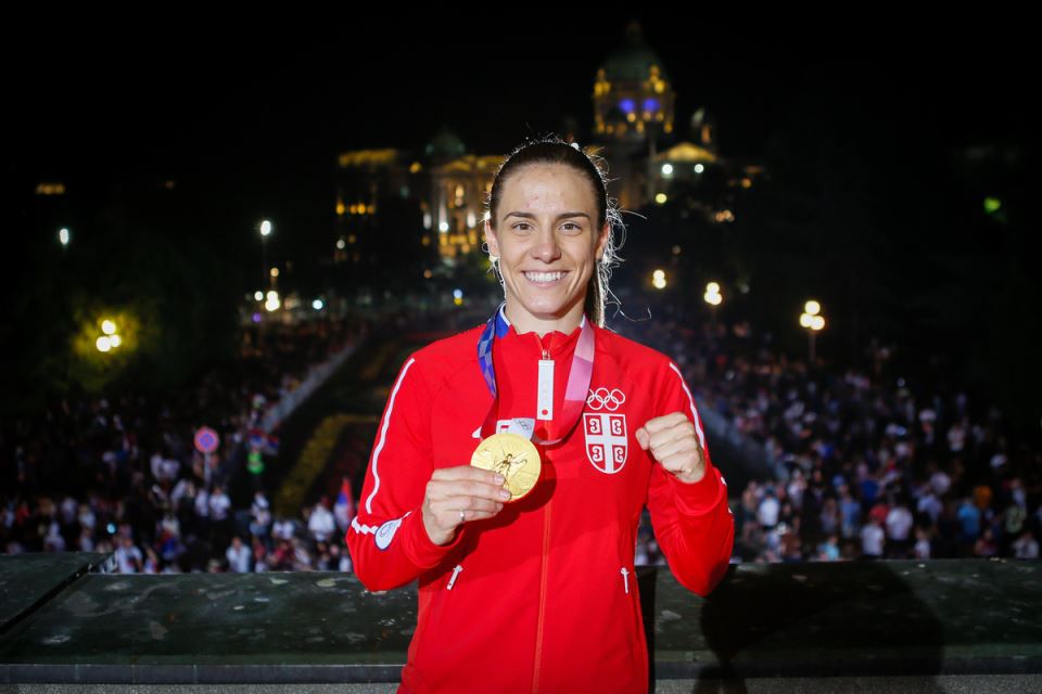 Jovana Preković na balkonu proslavlja medalju sa Olimpijskih igara
