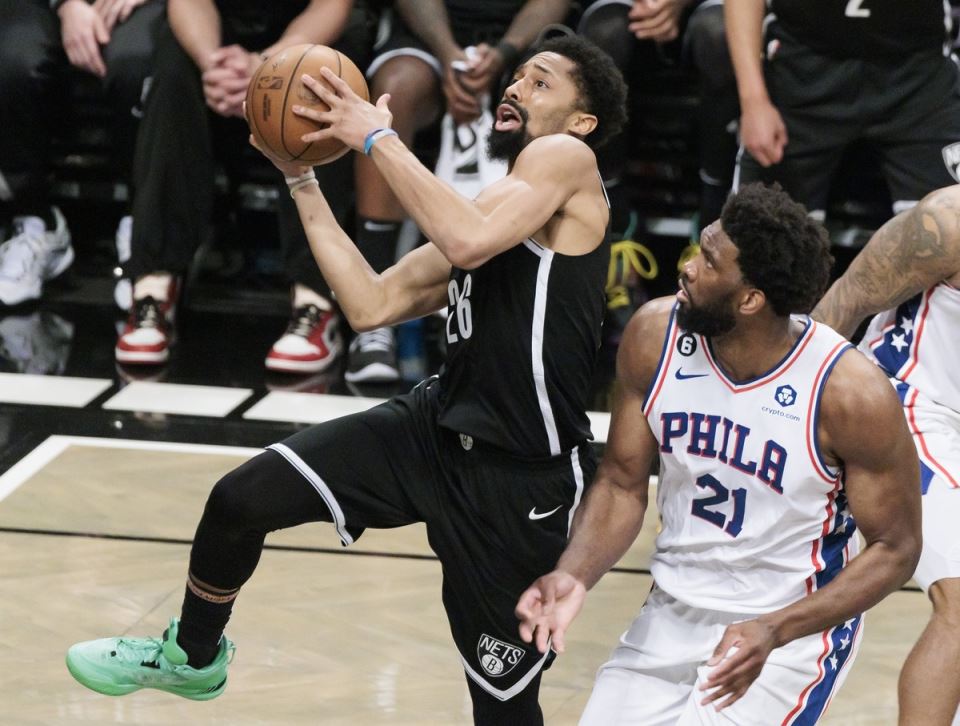 Spenser Dinvidi na polaganju dok ga čuva Džoel Embid