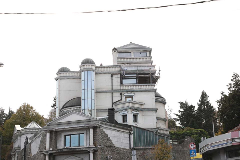 Ceca RažnatovIć renovira vilu 1.jpg