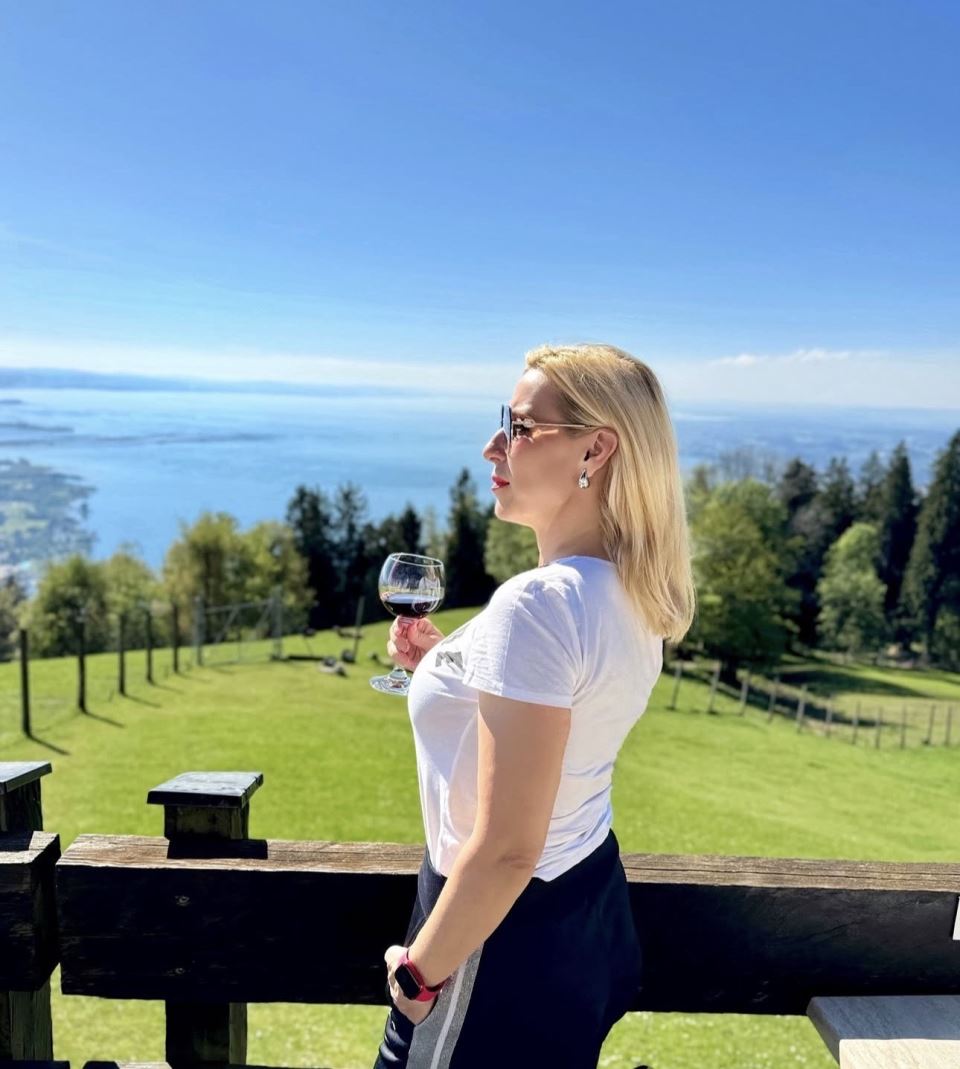 Grupa Twins danas, Manuela