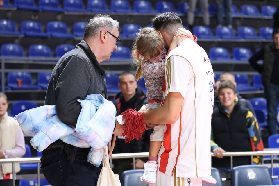 Nikola Kalinić grli ćerku (1).jpg