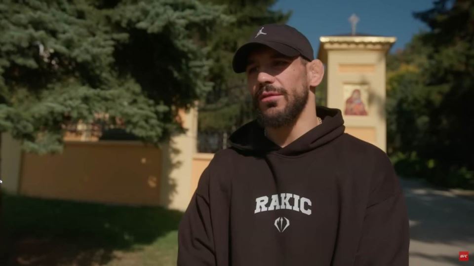 Aleksandar Rakić pred crkvom.