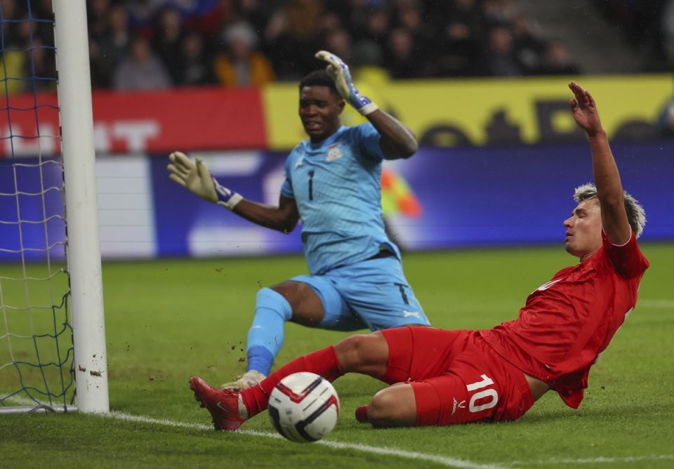 Andrej Mostovoju borbi za posed lopte