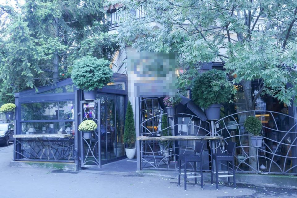 Polupana stakla na kafiću na Vračaru (1).jpg