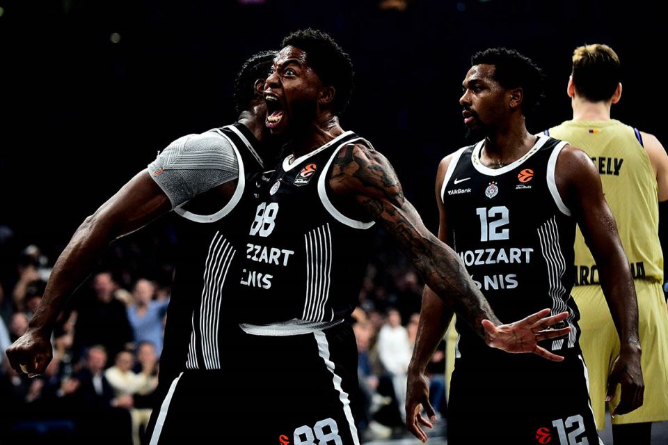 Tajrik Džouns sa Brunom Fernandom i Sterlingom Braunom na meču Partizana i Barselone