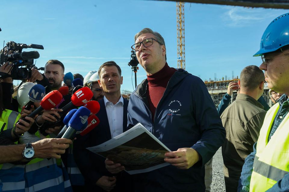 Aleksandar Vučić obilazi izgradnju Nacionalnog stadiona (17).jpg