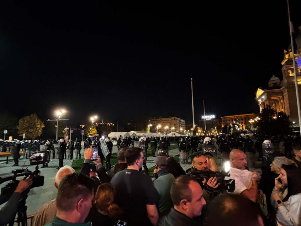 Haos ispred Skupštine 1.jpg