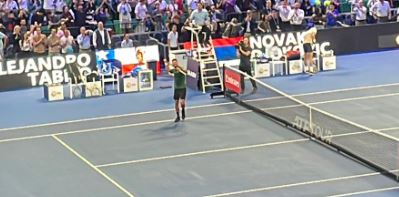 Novak Đoković svira violinu