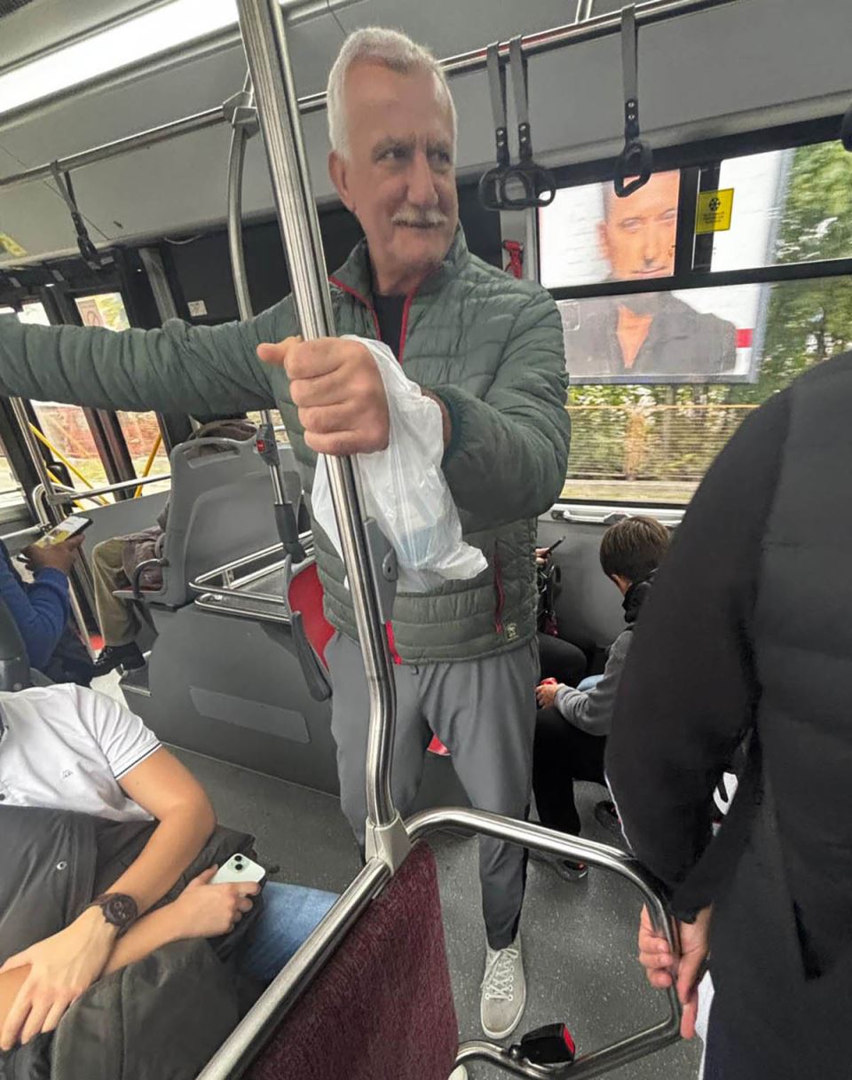 Đuro Palica se vozi gradskim prevozom (2).jpg