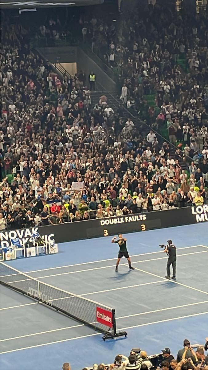 Novak Ðoković osvojio titulu i pocepao majicu 1.jpg
