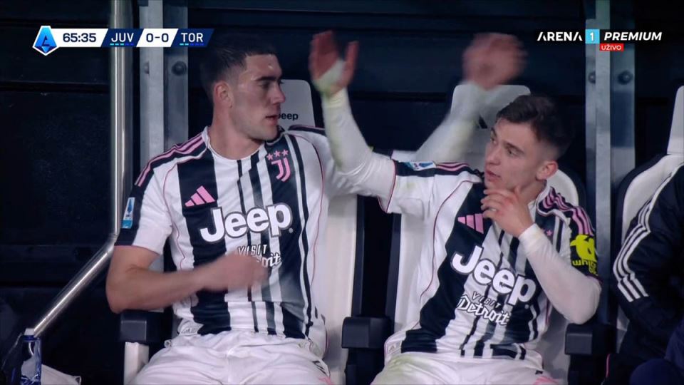 Dušan Vlahović i Konseisao na klupi Juventusa (2).jpg