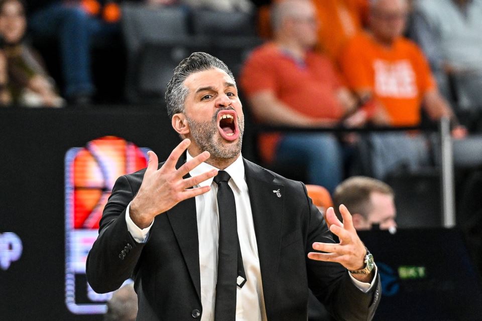 Dušan Alimpijević daje instrukcije svojoj ekipi