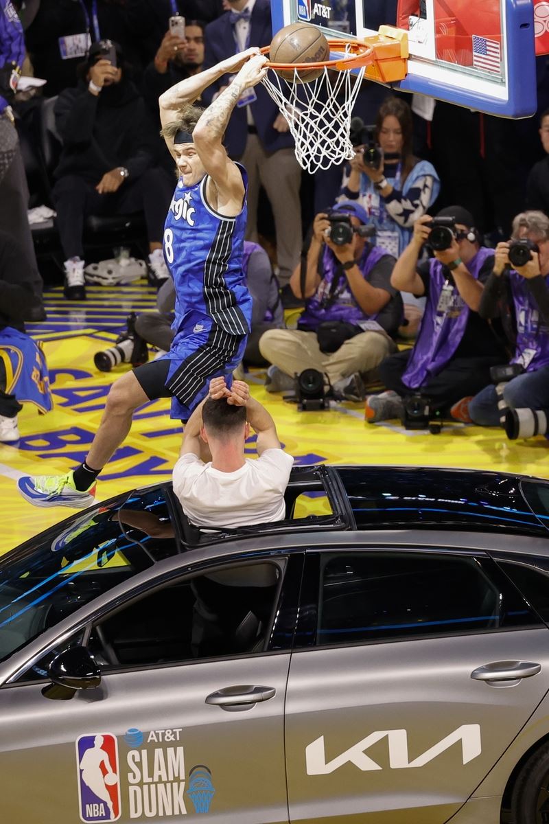 Mak Maklang zakucava iza leđa preko automobila