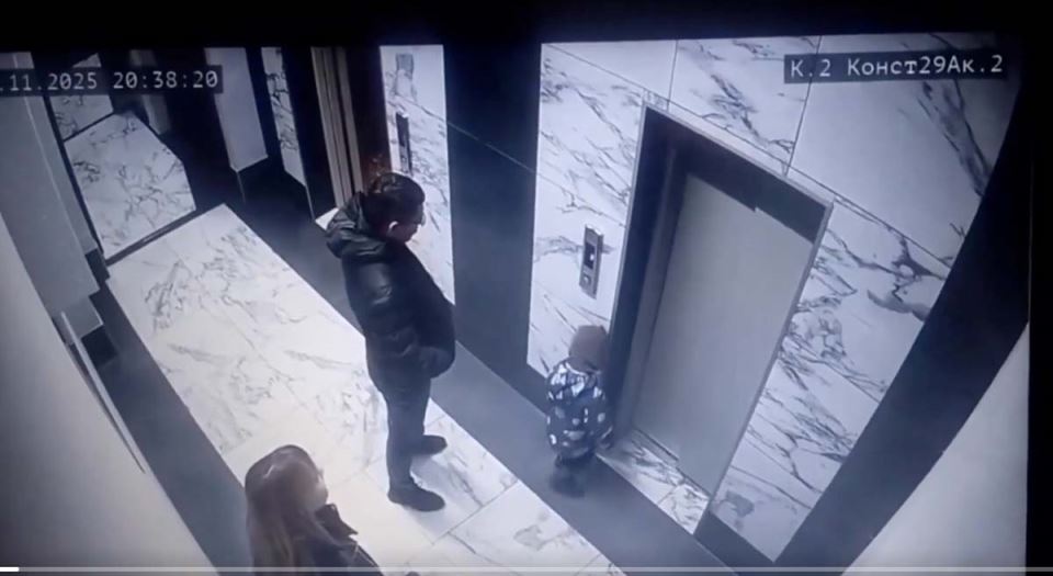 Dete upalo u okno lifta 1.jpg