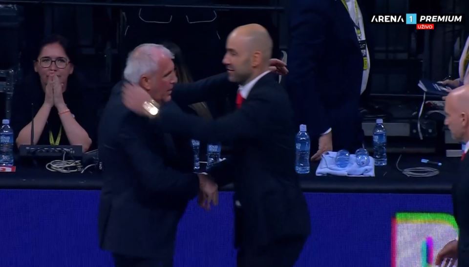 Željko Obradović se pozdravlja sa Vasilisom Spanulisom